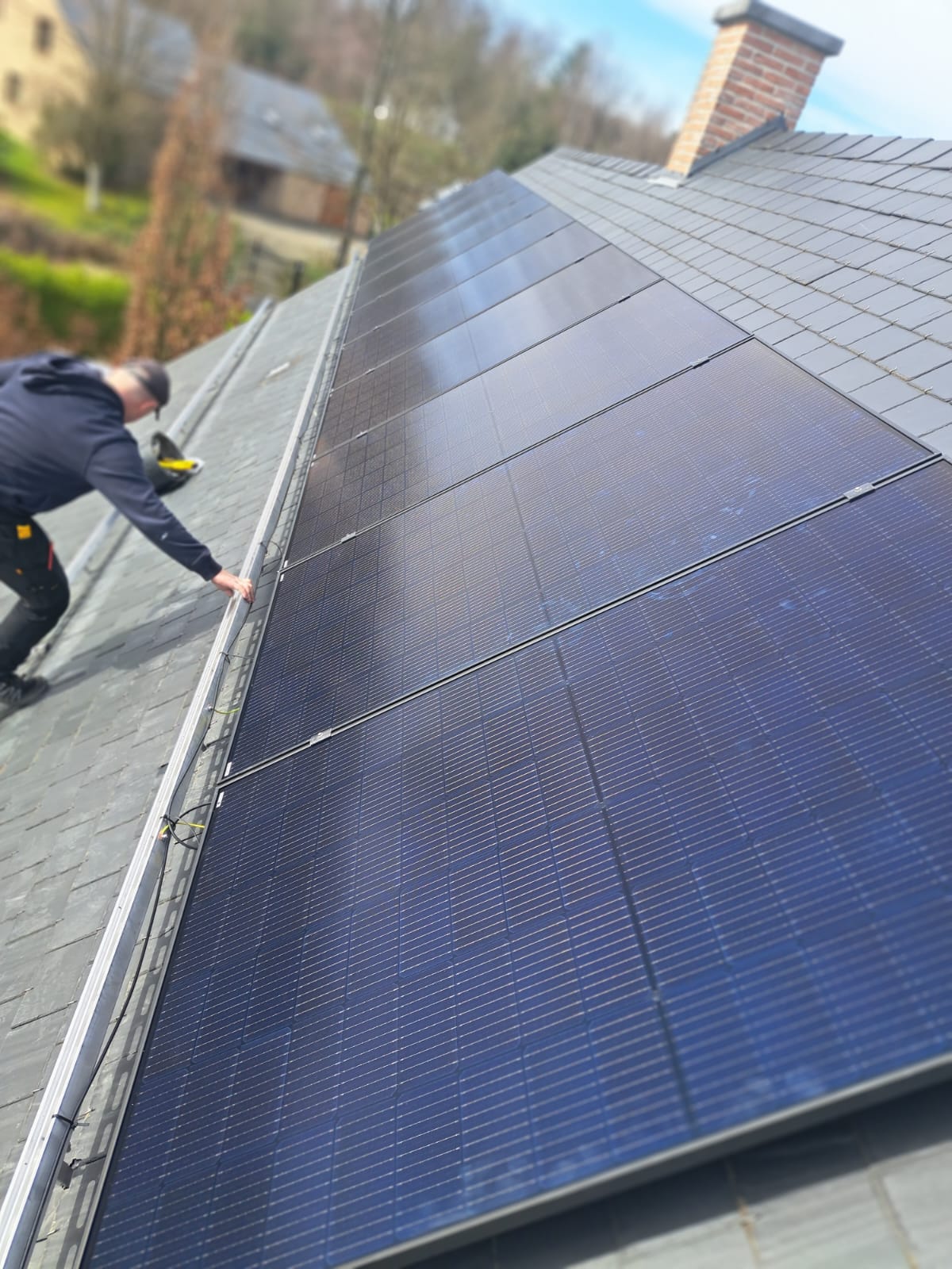 Ouvrier en train de poser des panneaux photovoltaïques