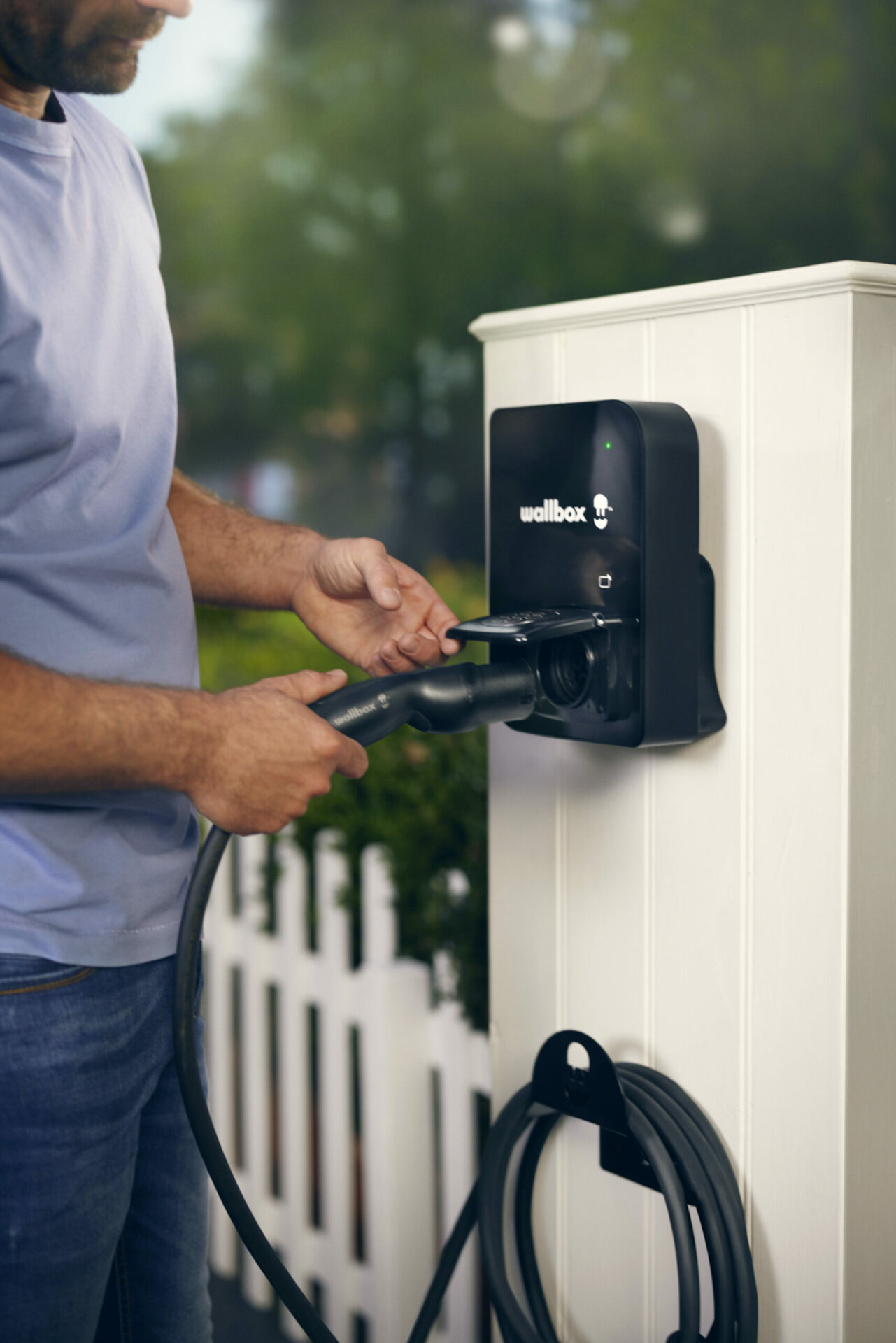 Conducteur branchant son véhicule électrique à une borne de recharge selon les bonnes pratiques